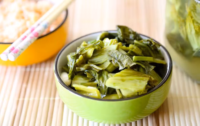 Rau sống nhặt hết lá úa, rửa sạch, ngâm lại với nước muối loãng khoảng 15 phút. Hành, rau răm, thì là thái nhỏ. Ớt cắt lát. Phi thơm hành với chút dầu ăn rồi cho cá vào đảo đều, nhớ đảo nhẹ tay để tránh cá nát. Khi cá đã săn lại thì rưới nước sốt cà chua lên trên để sôi 2 phút rồi cho thêm chút gia vị và 1 bát nước to vào nồi đun nhỏ lửa để nước canh cá sôi. Ảnh: jamja.vn.