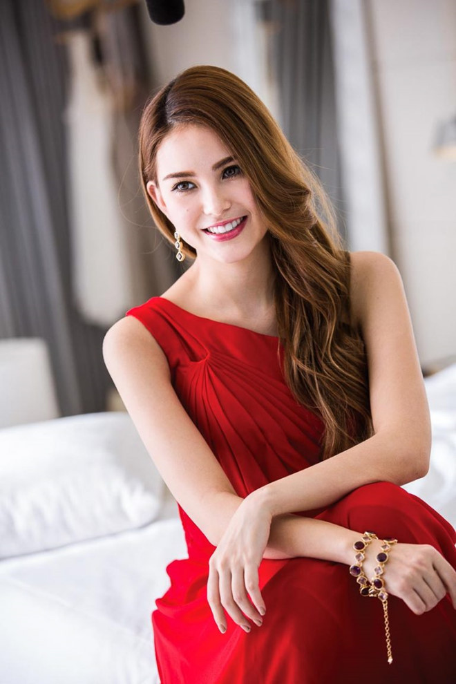 Người đẹp sinh năm 1993 mang trong mình 3 dòng máu là Úc, Hàn Quốc, Đài Loan. Côn Lăng rất ưa chộng những trang phục lệch vai để khoe làn da trắng nõn.