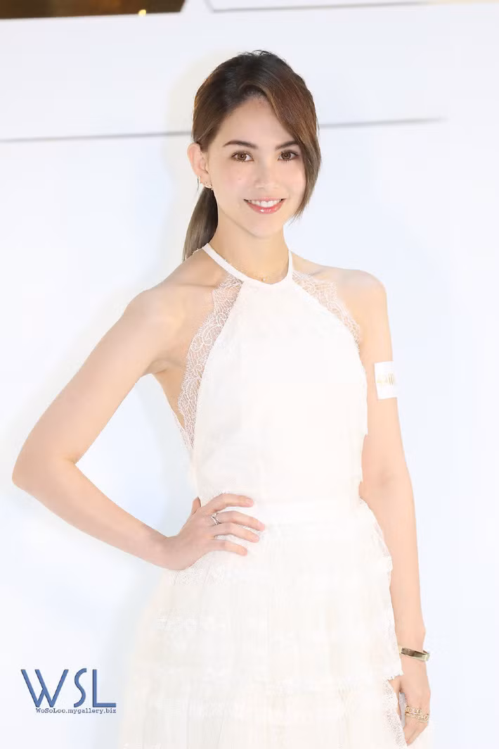 Cô diện mẫu váy trắng dạng yếm đơn giản nhẹ nhàng khéo khoe xương quai xanh gợi cảm và đôi chân thon dài.