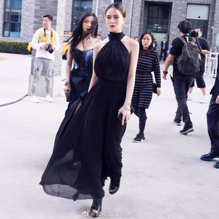 Qua 5 năm kết hôn, cô sinh liền 2 nhóc tì cho ông xã 7X nhưng vẫn thon gọn, xinh đẹp như thuở thiếu nữ.