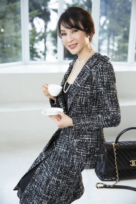 Khi nghỉ giải lao, chị tranh thủ vừa xem kịch bản, học thoại vừa… ăn khoai lang cho đỡ đói. Thanh Mai chia sẻ: "Giữ tâm trạng ít bị stress sẽ khiến bạn trẻ lâu".