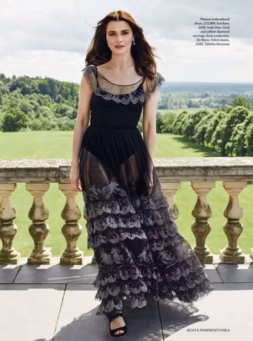 Ngoài ra, tập yoga cũng là bí quyết giúp vợ của điệp viên 007 có vóc dáng gọn gàng dù đã 49 tuổi và trải qua sinh nở.