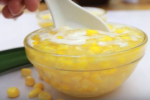 Chén chè khá đẹp mắt với những hạt bắp vàng ươm, vị giòn ngọt hấp dẫn, nước chè hơi đặc, vị ngọt dịu và thoang thoảng mùi bắp thơm, kết hợp với nước cốt dừa béo ngậy, không chỉ ngon mà còn nhiều dưỡng chất.