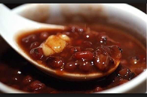 Đậy kín nắp nồi áp suất lại rồi cho lên bếp đun lửa to vừa cho đến khi nồi bắt đầu xì hơi (khoảng 10-12 phút) thì hạ lửa nhỏ. Đun thêm khoảng 3 phút rồi tắt bếp. Mở nắp nồi ra, cho đường phèn vào chè, nấu thêm (không đậy nắp) cho chè sôi lại và cho đường hoa mai vào đợi tan hết là được.