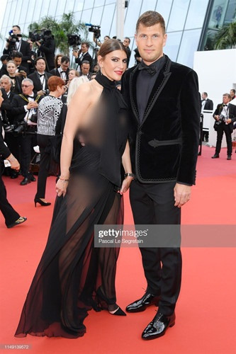 Trong ngày khai mạc, một khách nữ đã để lộ hẳn phần nhũ hoa khi diện bộ váy xuyên thấu màu đen mỏng tang. Ảnh: Getty, Internet.