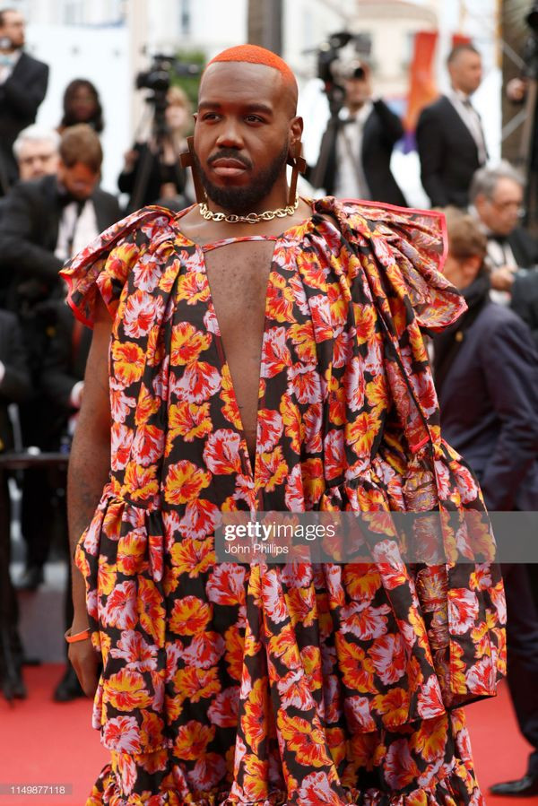 Nam DJ diện bộ váy hoa màu sắc rực rỡ với kiểu dáng phồng xoè to.