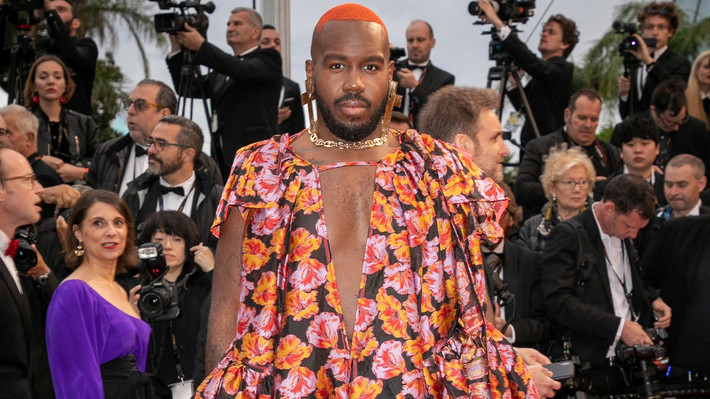 Kidd Smile trở thành tâm điểm trên thảm đỏ Cannes với cách ăn mặc kỳ dị.