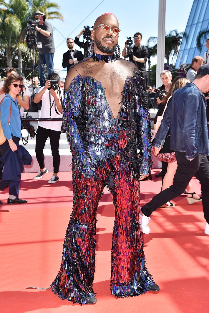 Trước đó, Kiddy Smile còn mặc bộ jumpsuit với những chi tiết đính kết lấp lánh với đường xẻ ngực sâu hút.