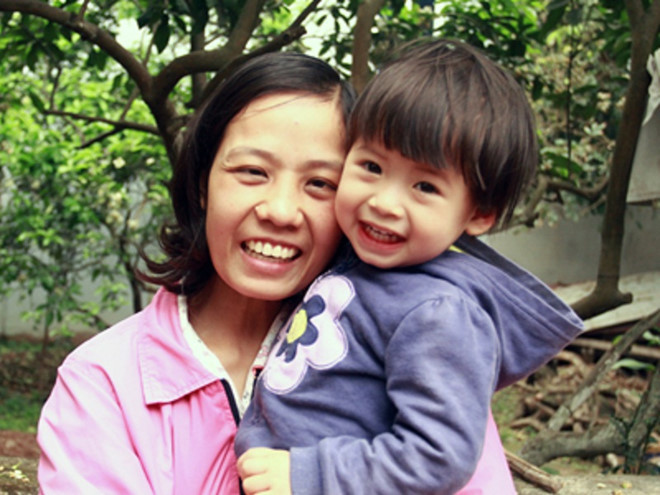 Chị Yên đã hy sinh đôi mắt để con được sinh ra khỏe mạnh. Từ khi phát hiện mắc bệnh, chị đã phải một mình chiến đấu với những cơn đau đớn tưởng như không chịu đựng nổi. Khi thai được 6 tháng một bên mắt chị mờ dần nhìn không rõ mọi thứ. Chị quờ quạng trong bóng tối và chịu đựng bệnh tật với những đau đớn tột cùng. Đến tuần 36 thai kỳ, chị được gây tê mổ bắt con và em bé chào đời nặng 2,1 kg, khỏe mạnh và không phải nằm lồng kính. Tuy nhiên cũng từ lúc này người mẹ trẻ ấy mất đi hoàn toàn đôi mắt sáng. Từ ngày ấy đến giờ ao ước được nhìn thấy mặt con 1 lần với chị dường như chưa bao giờ tắt. Mẹ bị ung thư máu vẫn quyết sinh con Mang bầu ở tháng thứ 6 thai kỳ tưởng chừng như hạnh phúc sắp thành hiện thực khi con yêu chào đời thì bà mẹ trẻ Nguyễn Thị Linh Huệ (sinh năm 1993, quê Bình Phước) lại phải đối mặt với căn bệnh quái ác mang tên ung thư máu. Ở tháng thứ 7 thai kỳ, ca bệnh được các bác sĩ hội chuẩn và quyết định mổ bắt con để đảm bảo tính mạng cho cả 2 mẹ con. Tại thời điểm đó, sức khỏe của chị Huệ rất yếu vì viêm phổi nặng đã ảnh hưởng đến tim, kèm theo sự phát triển của căn bệnh ung thư máu nên mặc dù ca mổ thành công nhưng số lượng bạch cầu trong máu của chị không ổn định, đôi mắt của chị đã tạm thời không thể nhìn thấy do ảnh hưởng của bệnh.