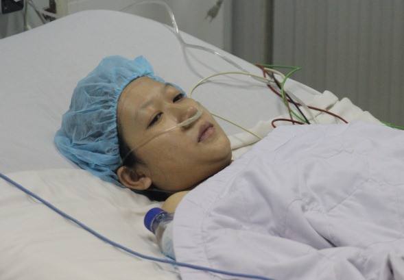 Sức khỏe Linh Huệ sau ca sinh mổ bị suy giảm nặng nề. Trước khi ca mổ đẻ diễn ra, chị Huệ được Bệnh viện Huyết học - Truyền máu (Q.1, TP HCM) chuyển đến Bệnh viện Từ Dũ (Q.1, TP HCM) để các bác sĩ hội chẩn về việc mổ bắt con khi mang thai đã gần 7 tháng. Ca mổ được thực hiện thành công, cả nhà chị Huệ thở phào nhẹ nhõm khi được chào đón bé gái nặng 1,1 kg. Sau ca sinh mổ, sức khỏe của chị Huệ suy giảm nặng nề và cô không còn có thể nhìn rõ mặt ai nữa. Dù vậy bà mẹ trẻ vẫn khao khát một lần được được ôm con vào lòng, được chạm vào con. Câu chuyện về sản phụ nghèo mắc bệnh trọng này đã khiến không ít người xót xa, rơi nước mắt.