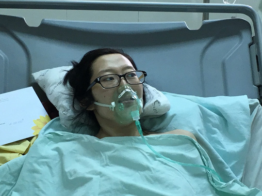 Hình ảnh Huyền Trâm sau ca sinh mổ ngồi. Ca sinh mổ của sản phụ Huyền Trâm diễn ra với sự chuẩn bị chu đáo từ trước của các y bác sĩ thuộc bệnh viện K Trung ương. Chia sẻ về ca sinh mổ đặc biệt này, bác sĩ Phùng Thị Huyền (Phó khoa Nội 2 – BV K Trung ương), người trực tiếp tham gia kíp mổ lấy thai cho bệnh nhân chia sẻ: “Tôi đã chữa cho nhiều bệnh nhân ung thư có thai, nhưng đây là ca bệnh đặc biệt nhất mà có lẽ cả đời làm bác sĩ tôi không bao giờ quên”. Bác sĩ cũng kể lại: “Trong những ngày điều trị ở đây, dù bệnh ngày càng nặng, dù rất đau đớn, thậm chí phải ngủ ngồi, nhưng chưa một lần chúng tôi thấy Trâm rơi một giọt nước mắt. Tôi còn nhớ, hôm đó chúng tôi mời bác sĩ Bệnh viện Bạch Mai sang hội chẩn, nghe câu chuyện và nhìn thấy bệnh nhân, chúng tôi đã khóc, người nhà cũng khóc, nhưng riêng Trâm thì không”. Bác sĩ Huyền cũng xúc động cho biết đây là một cô gái có nghị lực, sự hy sinh và can đảm vô cùng, nhiều người dù từng trải nhiều ngoài xã hội, nhưng cũng không thể làm được như vậy. Sau khi sinh con trai gần 1 tháng, chị Trâm đã tử vong do căn bệnh ung thư phổi giai đoạn cuối. Hiện, bé Gấu đã được 3 tuổi và phát triển khỏe mạnh. Mẹ hy sinh đôi mắt để sinh con Câu chuyện về người mẹ hy sinh đôi mắt để sinh con cũng từng lấy đi nhiều nước mắt của cộng đồng. Đó là câu chuyện của chị Nguyễn Thị Yên (Hoài Đức, Hà Nội). Chị Yên được chẩn đoán mắc bệnh ung thư khi đang mang bầu tháng thứ 5 thai kỳ. Tại thời điểm đó, rất nhiều người đã khuyên chị nên bỏ con để xạ chị nhưng người mẹ này đã kiên quyết không đồng ý.