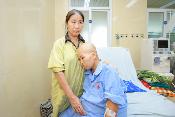 Chị Liên mang thai trong tình trạng bị ung thư vú giai đoạn cuối. Ngày 22/5, các bác sĩ Bệnh viện K Trung ương và Bệnh viện Phụ sản Trung ương đã phẫu thuật lấy thai nhi ở tuần thứ 31 cho chị Liên. Hai ê-kíp y, bác sĩ từ Bệnh viện Phụ sản Trung ương đã đến phòng bệnh của Bệnh viện K thực hiện ca mổ lấy thai. Trong khi mổ, do thai phụ không thể nằm nên các bác sĩ phải mổ cho người mẹ ở tư thế ngồi. Đây là tư thế khó để thực hiện mổ sinh, bệnh nhân suy yếu nên các thao tác mổ phải bảo đảm nhanh, chính xác. Khi mổ, ê-kíp cũng không thể gây mê vì có thể bệnh nhân không tỉnh lại được, vì thế chỉ gây tê tủy sống, trong khi mổ bệnh nhân gần như tỉnh táo". PGS-TS Trần Danh Cường, Bệnh viện Phụ sản Trung ương, người trực tiếp thực hiện ca sinh hy hữu này, chia sẻ: "Sản phụ phải ngồi nghiêng, cúi người để thở, dường như sự sống rất mong manh có thể ra đi bất cứ lúc nào nhưng vẫn cố gắng gượng sức lực ít ỏi cuối cùng để đón con chào đời. Ca mổ diễn ra hết sức căng thẳng, bởi nguy cơ mất cả mẹ lẫn con nhưng tiếng khóc của bé trai có tên Đỗ Bình An, nặng 1,5 kg, khiến người mẹ trẻ mang trọng bệnh và kíp phẫu thuật cùng trào nước mắt. Ngay lập tức, bé được các bác sĩ chuyên ngành sơ sinh tiếp nhận cấp cứu đưa vào lồng ấp và chuyển sang Bệnh viện Phụ sản Trung ương. Kíp phẫu thuật còn lại tiếp tục hoàn thành ca mổ và sau đó tiếp tục điều trị cứu người mẹ. Mẹ trẻ bị ung thư phổi giai đoạn 4 sinh con trong tư thế ngồi Trước đó, năm 2016, câu chuyện sản phụ Đậu Thị Huyền Trâm (25 tuổi, đến từ Hà Tĩnh) mặc dù mắc bệnh ung thư phổi giai đoạn 4 đã di căn sang gan nhưng vẫn từ chối điều trị để giữ lại đứa con trong bụng, đã khiến không ít người rơi nước mắt.