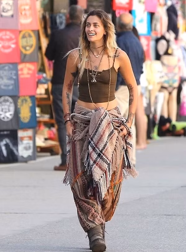 Kiểu quần rộng đặc trưng phong cách bohemian khá được lòng Paris mỗi khi cô nàng ra phố.