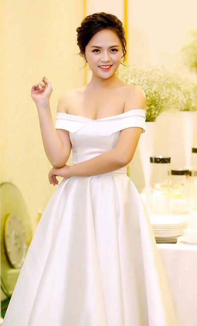 Đầm trễ vai giúp diễn viên khoe vòng một. Ảnh: FBNV.