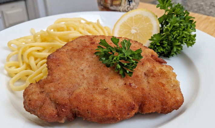 Schnitzel: Những người nhập cư từ Trung Âu đã mang món ăn này đến Israel. Schnitzel làm từ miếng thịt mỏng tẩm cùng bột, trứng và vụn bánh mì chiên ngập dầu. Bánh mì pita tươi ăn cùng với schinitzel cùng dưa chuột muối là món ăn đường phố cực kỳ nổi tiếng của các nước Trung Đông.