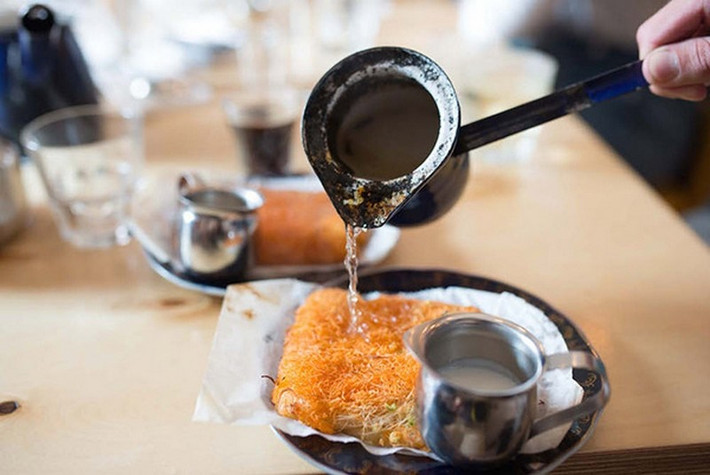 Kanafeh là món tráng miệng ngọt ngào với bánh phô mai và xi rô đường. Bánh được hòa quyện bởi lớp bơ nóng chảy, phô mai Nabulsi hay phô mai dê trắng mịn, lại thêm một giọt nước hoa hồng hay nước hoa cam để bánh dậy mùi thơm quyến rũ nhất. Khi thưởng thức, thực khách đổ si rô lên trên bánh và nhấm nháp mỗi miếng bông mềm béo ngậy. Ảnh: Internet. 