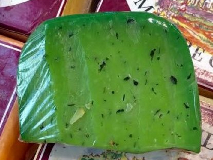 Phomai xanh của Israel lại mang đến cho thực khách một trải nghiệm mới lạ. Loại phomai này được làm từ sữa bò với mùi vị đặc trưng, gần giống với hương vị của pesto. Hãy một lần nếm thử loại phomai đặc biệt chỉ có ở Israel.