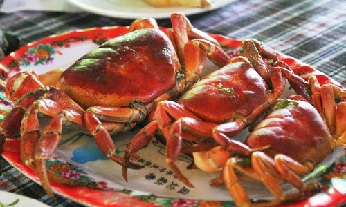 Món ăn ngon mà dễ chế biến từ cua đá là cua đá hấp bia. Cầu kỳ hơn, có thể xào me hay rang muối. Món cua đá nướng trên than củi không tẩm ướp gia vị gì, cua có vị ngầy ngậy ăn rất ngon.