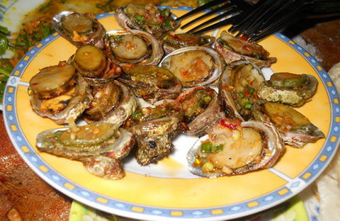 Thịt bào ngư giòn, có mùi vị thơm. Các món từ bào ngư nếu biết cách kết hợp với các gia vị sẽ tạo nên những món ăn vô cùng hấp dẫn mà không loại hải sản nào sánh được. Có thể chế biến thành các món như luộc, hấp, xào tùy theo khẩu vị của du khách.