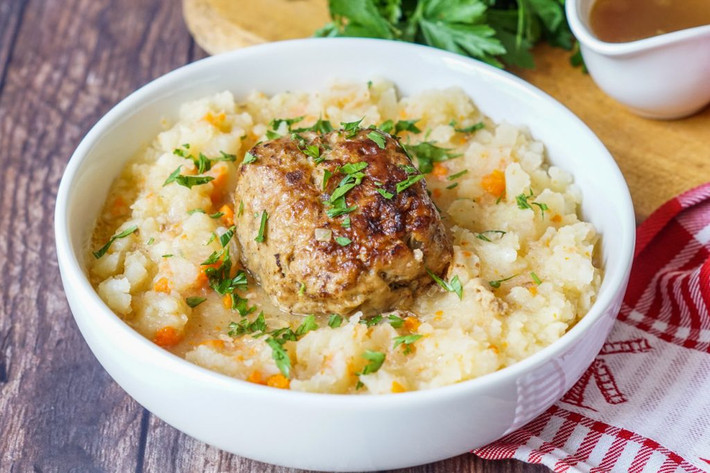 Hutspot là một món ăn truyền thống Hà Lan mà bất kì du khách nào khi đặt chân đến đất nước xinh đẹp này cũng được muốn thưởng thức. Món ăn này chỉ đơn giản với khoai tây nghiền nhỏ, cà rốt, hành tây và thịt bò băm nhưng lại vô cùng hấp dẫn từ hương vị đến cách bày biện.