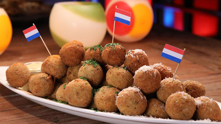 Bitterballen là món thịt viên chiên vàng ươm, đẹp mắt và có lớp vỏ ngoài giòn tan nhưng bên trong lại vô cùng dai dai, mềm mại vô cùng hấp dẫn. Món ăn này được ăn kèm với mù tạt cay nồng và nhấm nháp với một ngụm bia tươi thì vô cùng tuyệt hảo. Ảnh: Internet.