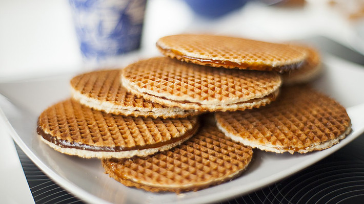 Stroopwafle là một món ăn vô cùng ngọt ở Hà Lan và nếu bạn là người ưa thích của ngọt thì đừng bỏ qua món ăn này khi đến đây nhé, món ăn này chỉ đơn giản là 2 miếng bánh quế mỏng được ghép lại vào nhau ở giữa sẽ có một lớp syrup ngọt ngào.