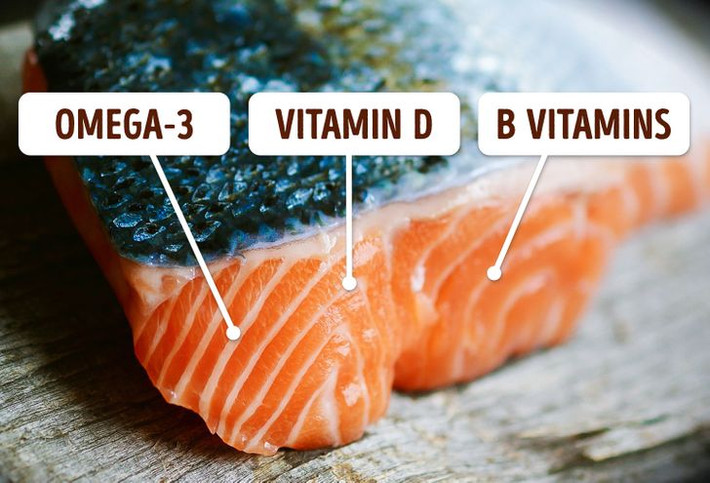 Cá hồi là nguồn axit béo Omega 3, vitamin B và D dồi dào, các chất giúp bảo vệ và kích thích lông mi mọc nhanh hơn.