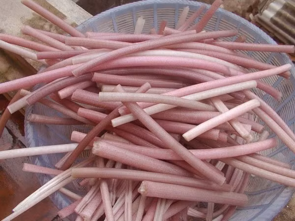 Mắm kho bông súng phải là mắm kho cá sặc đồng ngâm trong hũ mắm bằng sành, trên gài nhánh cây ổi tươi có lót mo cau ăn mới ngon. Mắm dỡ ra có màu đỏ thẫm thơm lừng, ăn sống với cơm nguội càng ngon.