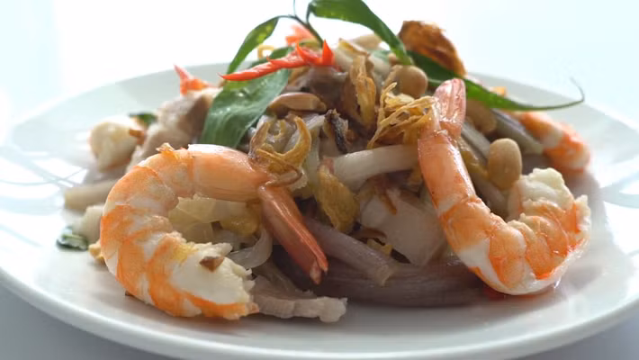 Ngoài ra bạn có thể rắc thêm rau rau răm, ớt đỏ thái chỉ, hành tây… vừa để trang trí vừa làm tăng thêm hương vị đậm đà, nhìn vào là phát thèm và muốn khám phá ngay mùi vị đặc trưng của bông súng hương đồng gió nội. Chuẩn bị một chén nước mắm ớt tỏi tùy khẩu vị là đã có món gỏi bông súng ngon tuyệt.