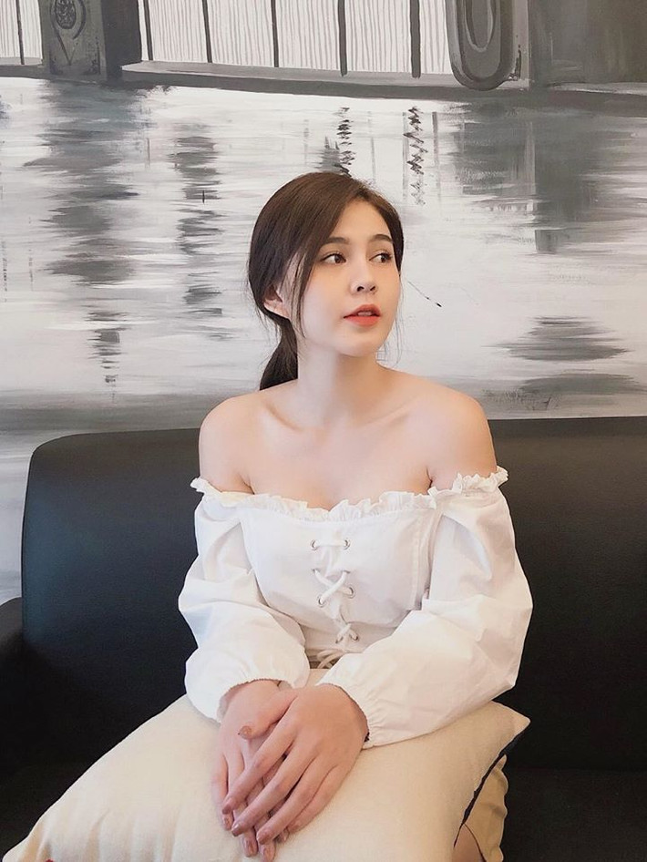 Cô nàng sinh năm 1990 này phối đồ hết sức tinh tế. Ngoài công việc là MC thể thao, cô gái 30 tuổi còn kinh doanh thời trang, tự thiết kế trang phục.
