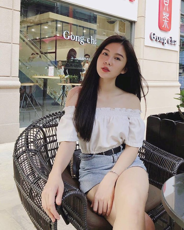 Đen trắng là hai gam màu trang phục yêu thích của Thu Hoài.