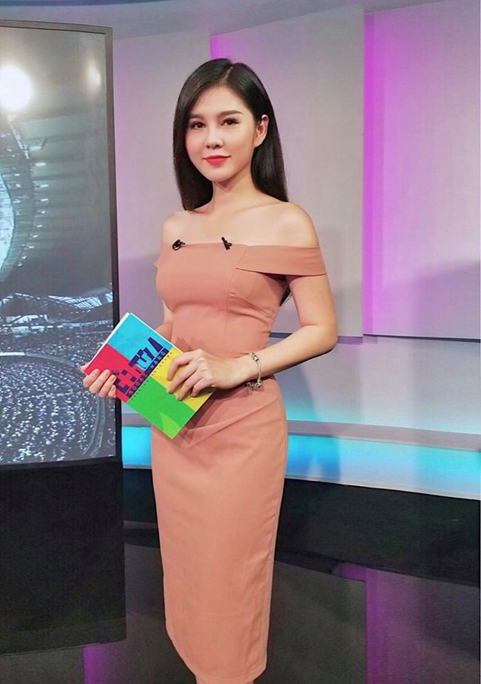 Khi lên sóng truyền hình, Thu Hoài chọn những trang phục bó sát khoe những lợi thế cơ thể.
