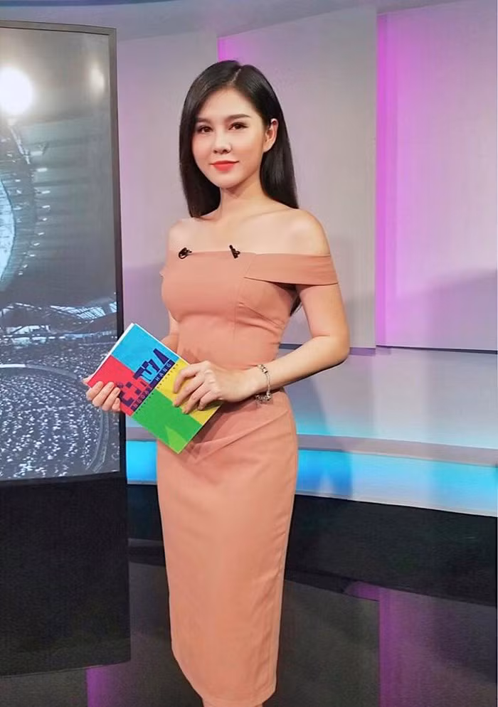 Khi lên sóng truyền hình, Thu Hoài chọn những trang phục bó sát khoe những lợi thế cơ thể.