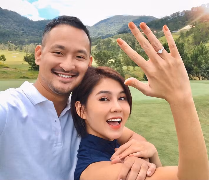 Thông tin MC Thu Hoài vừa được bạn trai doanh nhân cầu hôn tại Đà Lạt nhận được rất nhiều lời chúc mừng từ bạn bè, đồng nghiệp. Người đẹp 9X lần đầu công khai danh tính bạn trai hồi tháng 3. Chồng sắp cưới của nữ diễn viên là Nguyễn Nghiêm Hoàng Nam, cựu du học sinh Mỹ, hiện là một doanh nhân.