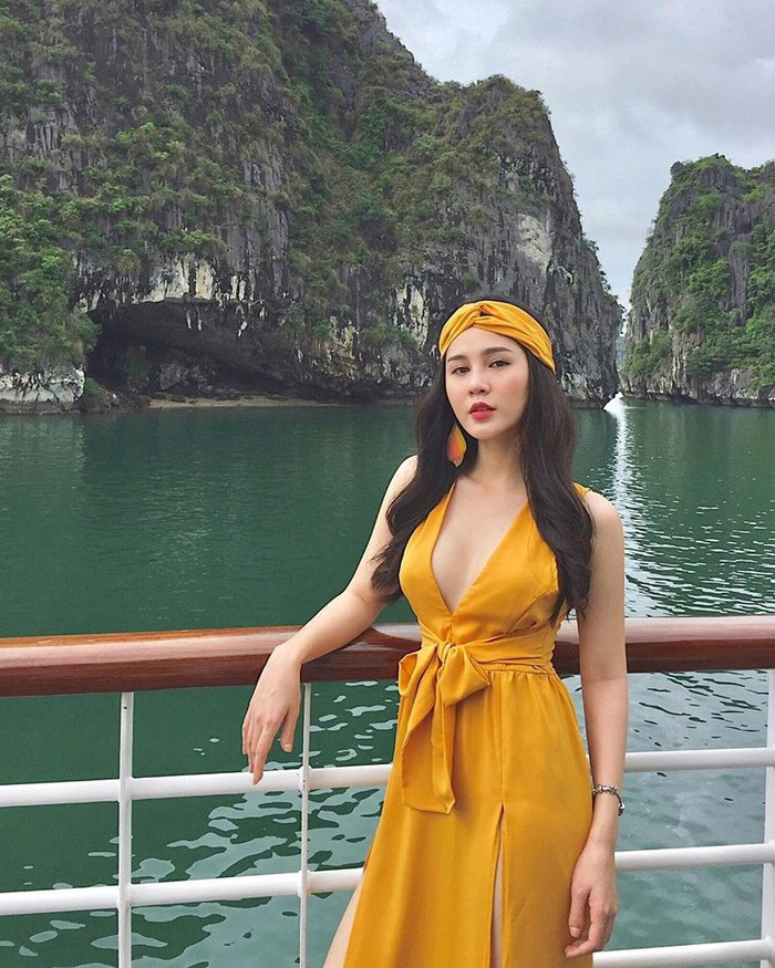 Khi đi du lịch, cô thường ưu tiên cách thiết kế gợi cảm tôn những đường cong cơ thể.