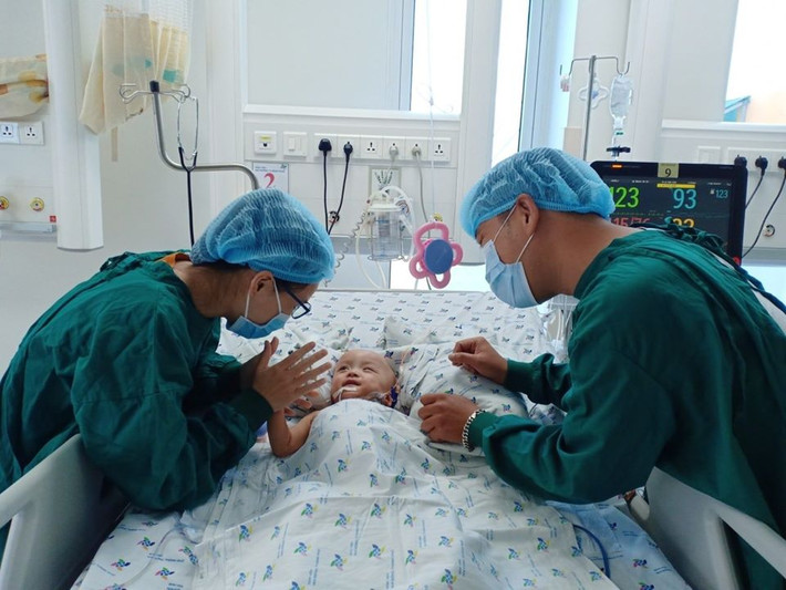 Còn Trúc Nhi, các bác sĩ rút ống nội khí quản sáng 28/7, hỗ trợ thở máy không xâm lấn. Vùng bụng của Trúc Nhi đã tạm ổn, tầng sinh môn thấm dịch ít hơn, và vết thương ở khung chậu khá khô.