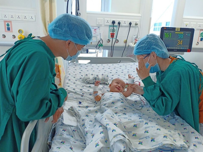 Sau 2 tuần phẫu thuật tách dính thành công, cặp song sinh Trúc Nhi - Diệu Nhi đều tươi tỉnh, cai máy thở, sức khỏe cùng tiến triển khả quan.