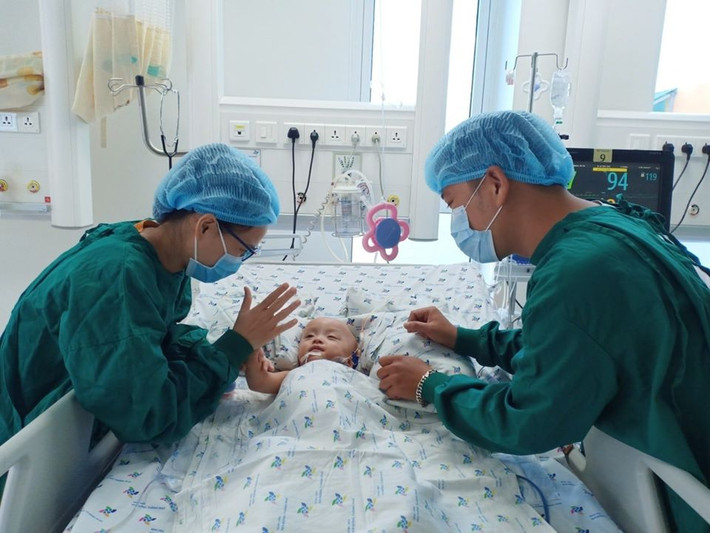 Diệu Nhi không cần phải nuôi dinh dưỡng qua tĩnh mạch nữa mà được uống sữa thông thường đủ nhu cầu. Mỗi ngày, em uống 6-8 cữ sữa, 100-120 ml một lần.