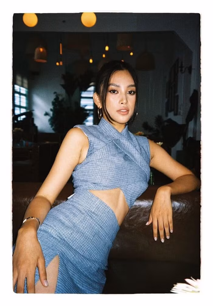 Hoa hậu Việt Nam cũng có dáng váy với thiết kế croptop vạt chéo màu xám mẫu tương tự khoe được cơ bụng săn chắc.