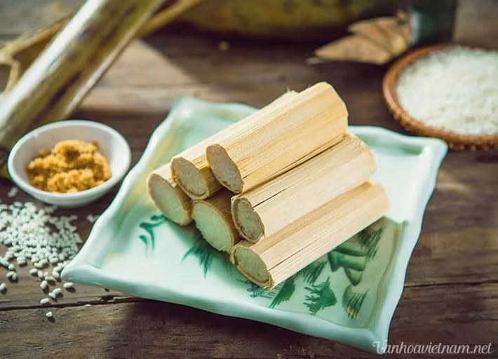 Món ăn này có cách làm khá là đơn giản. Chỉ cần có một chiếc ống nứa được bịt kín hai đầu sau đó cho gạo nếp nương đã được ngâm vào bên trong. Tiếp đến người ta đem ống nước đã có gạo bên trong này nướng trên bếp lửa.