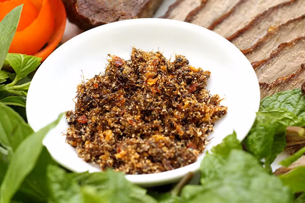 Muối kiến vàng: Có lẽ chỉ có đến Gia Lai bạn mới có cơ hội được nếm thử loại muối độc nhất vô nhị này. Đây là một loại muối vô cùng đặc biệt được chế biến từ loại kiến vàng tại vùng Ayun Pa, Krong Pa, tỉnh Gia Lai. Kiến sau khi được bắt từ trong rừng sâu về sẽ được đem rang qua và giã cùng với ớt cay. Ngoài ra người ta sẽ có thêm một số loại lá rừng, muối hột.