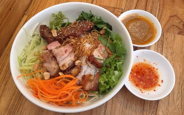 Bún mắm nêm: Đây là món ăn dân dã của người dân phố núi Pleiku. Thành phần món ăn đơn giản với bún và mắm cùng một ít rau sống. Đơn giản là thế, nhưng với những người đã một lần thưởng thức món ăn này sẽ không thể quên được hương vị thơm ngon, đậm đà mà nó mang lại.