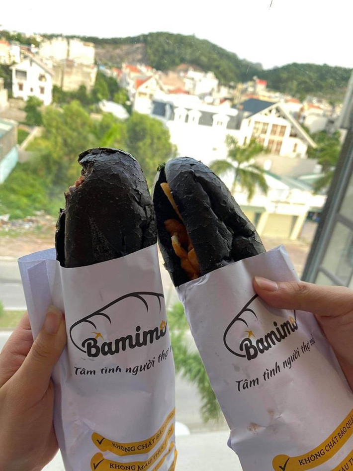 Cũng giống như nhiều loại bánh mì truyền thống khác, chiếc bánh mì đen này được ăn kèm cùng các loại nhân như: Chả mực, chả cua bể, xíu mại tôm, gà nướng, bò nướng phomai, heo quay...