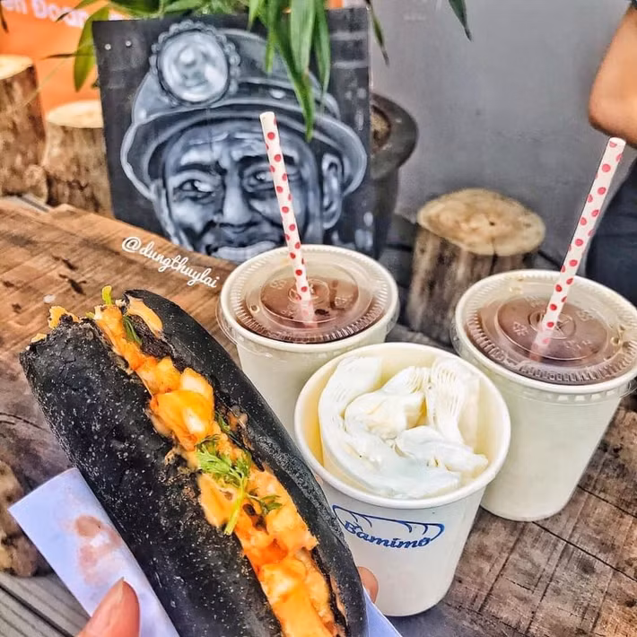 Nhiều người cho rằng loại bánh mì mới mẻ này sẽ sớm tạo được sức hút mạnh mẽ để nâng tầm lên thành món ăn đặc sản của Hạ Long. Ảnh: Bamimo.