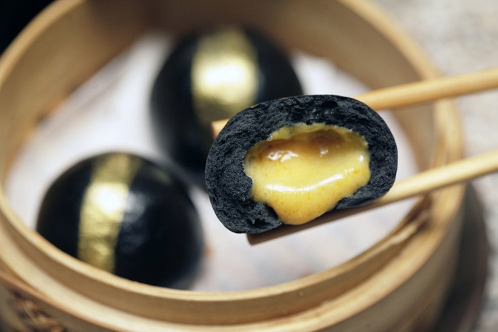 Sau tất cả, loại bánh màu đen này vẫn luôn thu hút giới trẻ, đặc biệt là những cô nàng say mê ăn vặt. Bánh nhỏ, tròn đáng yêu, lớp bánh bóng mịn, bên trong là dòng sữa trứng muối béo béo mặn mặn ăn cực thích.