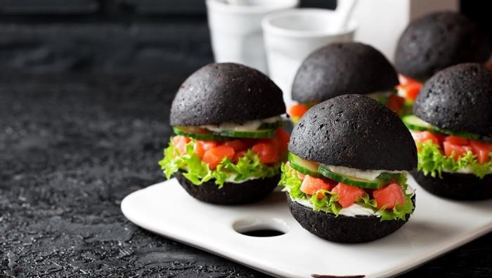 Bánh burger đen, Nhật Bản. Đây là loại bánh burger đặc biệt tại thị trường Nhật Bản của cửa hàng bán đồ ăn nhanh nổi tiếng thế giới Burger King. Những chiếc bánh burger này có màu đen hết sức độc đáo, được làm từ than tre và nước mực của con mực.