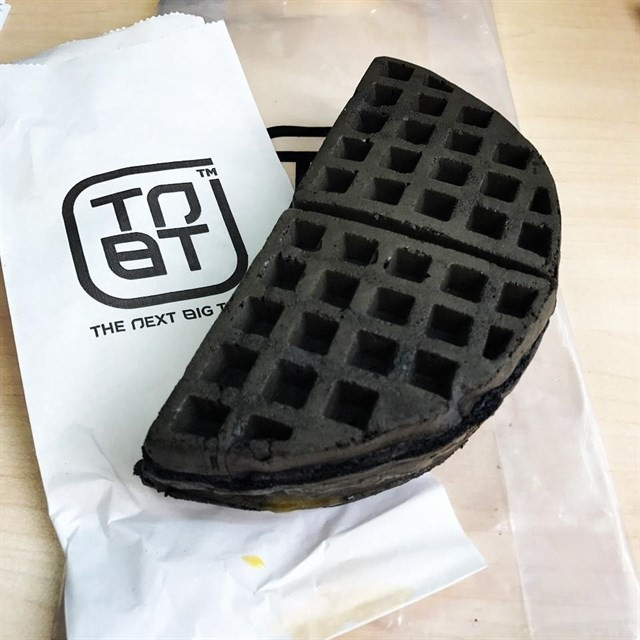 Waffle đen: Nếu những chiếc bánh waffle truyền thống có màu vàng ươm bắt mắt thì giờ đây, người ta đã biến tấu thành màu đen và hương vị của chúng vẫn cực thơm ngon.