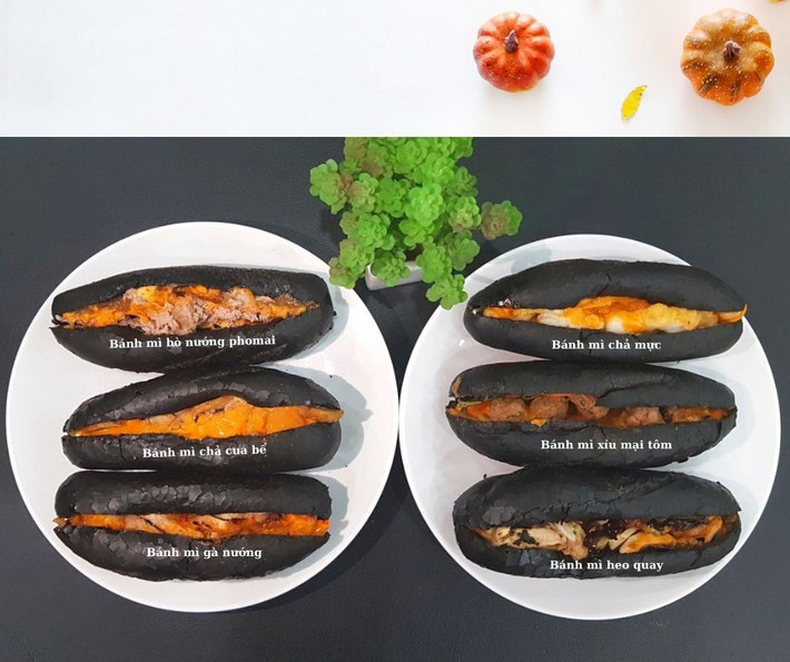 Trái ngược với vẻ ngoài đen xì là phần nhân nhiều màu sắc và đầy ú ụ. Những chiếc bánh mì này đang được bán tại Quảng Ninh với sáu loại nhân khác nhau: chả mực, cua bể, xíu mại tôm, heo quay, bò nướng phô mai và gà nướng. Mỗi ổ bánh mì có giá từ 20.000 đồng - 45.000 đồng.