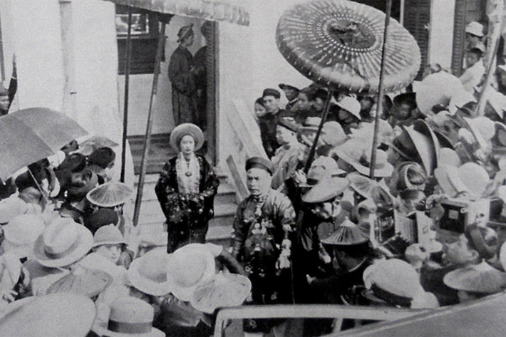 Nam Phương Hoàng hậu chuẩn bị tham gia "Tấn nội đình" (lễ nhập cung) năm 1934. Ảnh: L'Illustration.