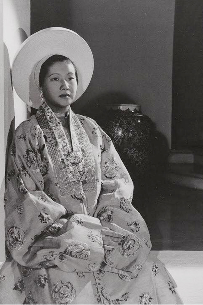Nam Phương Hoàng hậu lần lượt sinh cho vua Bảo Đại 5 người con gồm: Hoàng thái tử Bảo Long, 3 hoàng nữ Phương Mai, Phương Liên, Phương Dung và hoàng tử út Bảo Thắng. Trong ảnh là Nam Phương Hoàng hậu trong trang phục áo dài. Ảnh: Bảo tàng Hamburg.